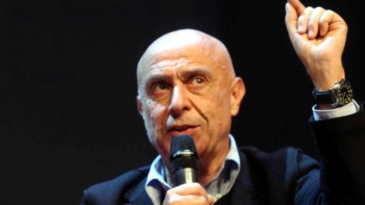 Immagine di Minniti in bilico