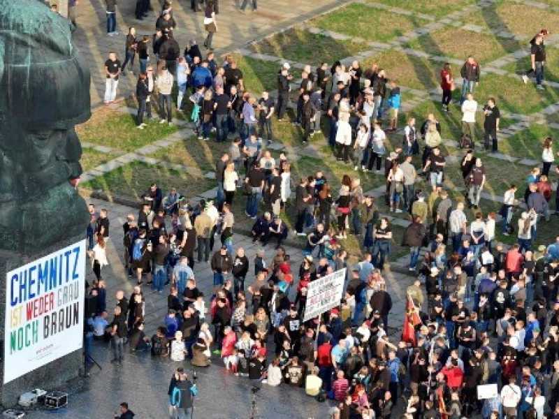 I manifestanti nella citt&agrave; di Chemnitz in Sassonia (Foto LaPresse)