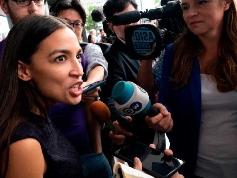 Alexandra Ocasio-Cortez, esponente della sinistra democratica e deputata pi&ugrave; giovane della storia americana (Foto LaPresse)