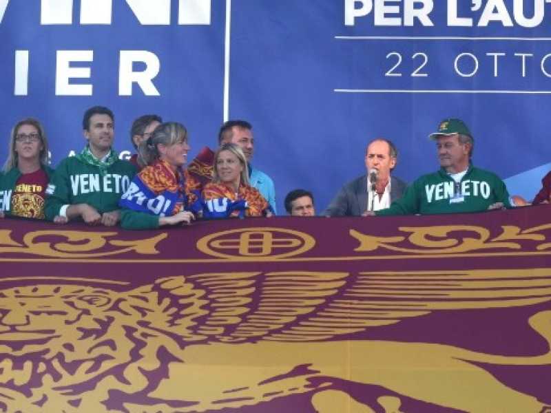 Luca Zaia alla manifestazione per l'autonomia del Veneto il 22 ottobre 2017 (Foto Imagoeconomica)