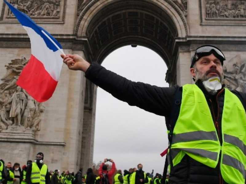 Le proteste del movimento dei gilet gialli sono iniziate nel fine settimana del 17 e 18 novembre e  sabato scorso sono sfociate in guerriglia urbana (foto LaPresse)