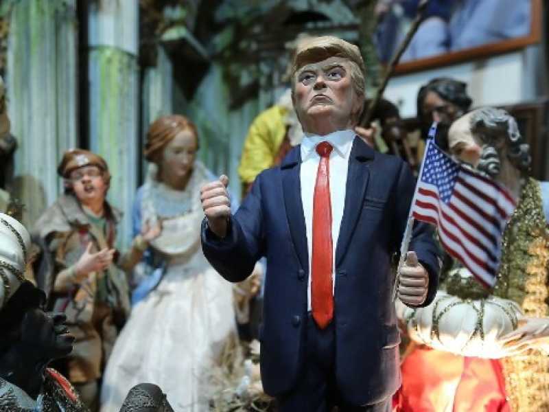 La statuina di Donald Trump realizzata dagli artigiani di San Gregorio Armeno, patria dei presepi (foto LaPresse)