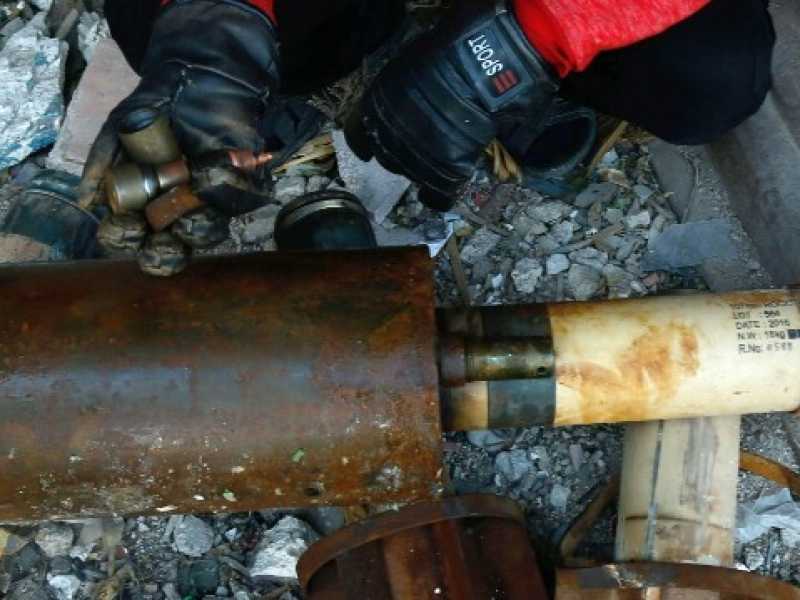 I resti di un razzo sparato dalle forze del regime nella citt&agrave; di Douma, nella regione di Ghouta. Foto LaPresse