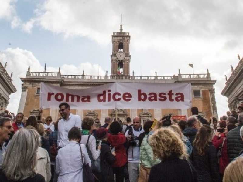 La manifestazione "Roma dice Basta" del 27 ottobre contro Virginia Raggi (Foto Imagoeconomica)