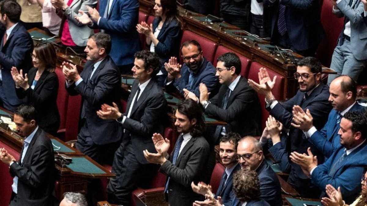 Immagine di Di Maio s’informa sulla tenuta dei suoi e Berlusconi cerca cinque stelle fuggiaschi