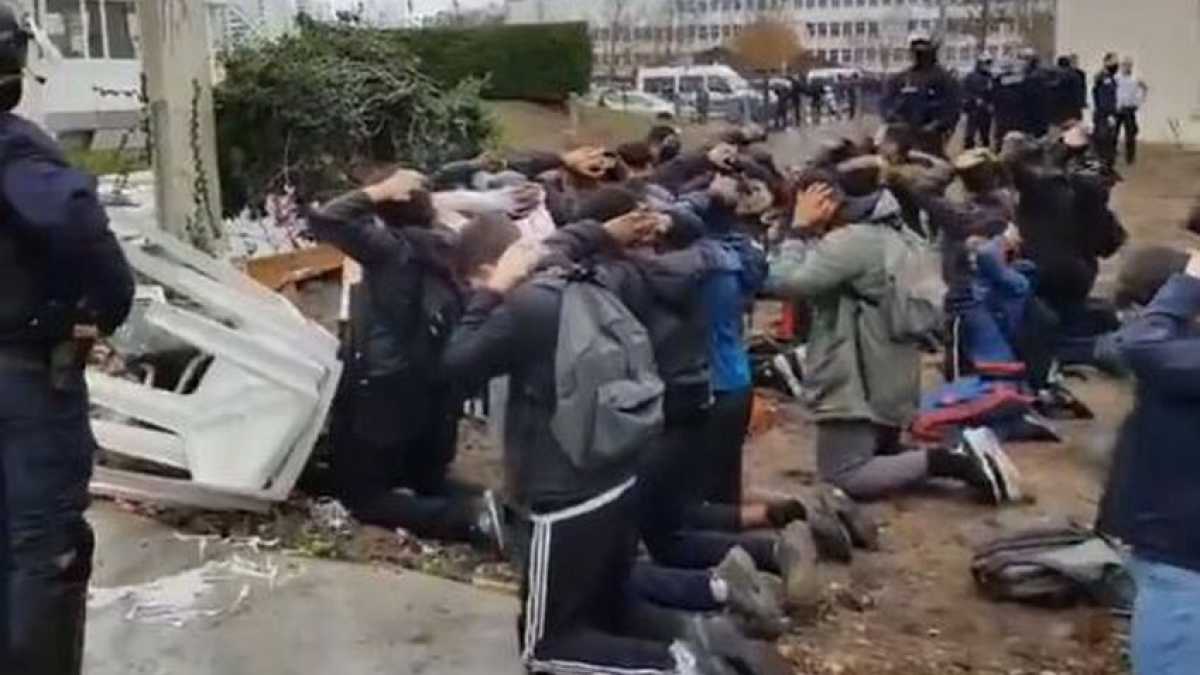 Immagine di Quei ragazzi arrestati e in ginocchio in Francia e qualche domanda sul peggior potere