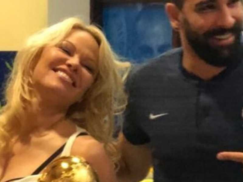 Pamela Anderson festeggia la Francia campione del Mondo con il fidanzato Rami