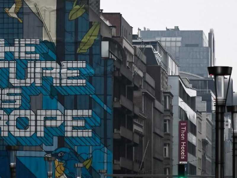 Un murales su un palazzo di Bruxelles (foto LaPresse)