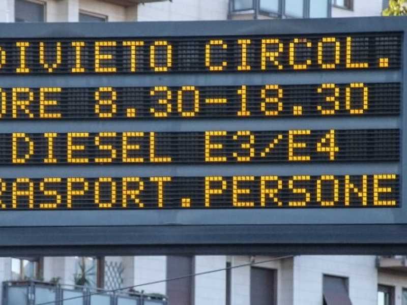 I cartelli che avvisano il divieto di circolazione per le auto diesel a Milano. Foto LaPresse