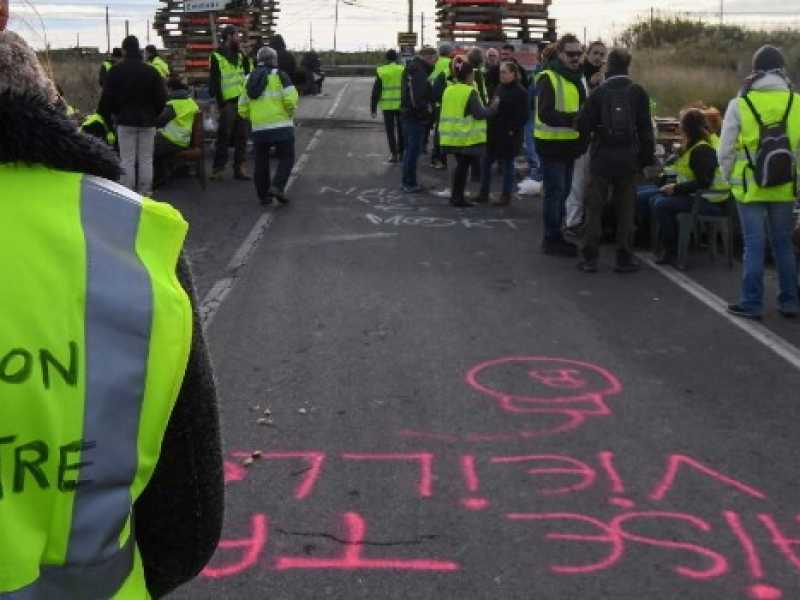 I gillet gialli hanno promesso il &ldquo;IV Atto&rdquo; della loro mobilitazione contro il caro-benzina a Parigi (Foto LaPresse)