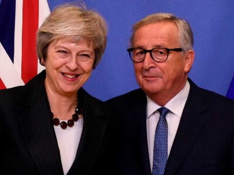 La premier britannica Theresa (a sinistra) incontrer&agrave; Jean-Claude Juncker (a destra