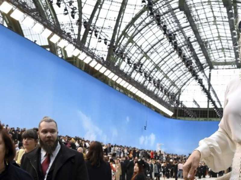 Pamela Anderson per Chanel sfila a Parigi (foto LaPresse