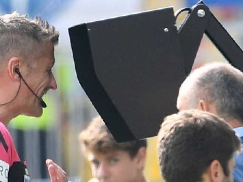 Daniele Orsato controlla le immagini della Var durante Frosinone-Empoli dello scorso 21 ottobre (foto LaPresse)