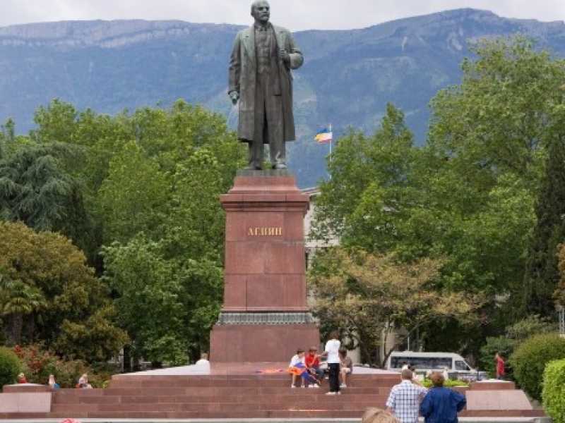 La statua di Vladimir Lenin a Kharkiv in Ucraina (Foto LaPresse)