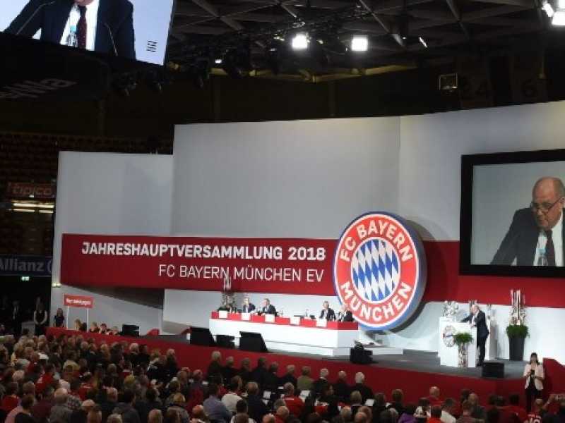 Il discorso del presidente del Bayern Monaco, Uli Hoeness, all'assemblea dei soci del club (Foto LaPresse)