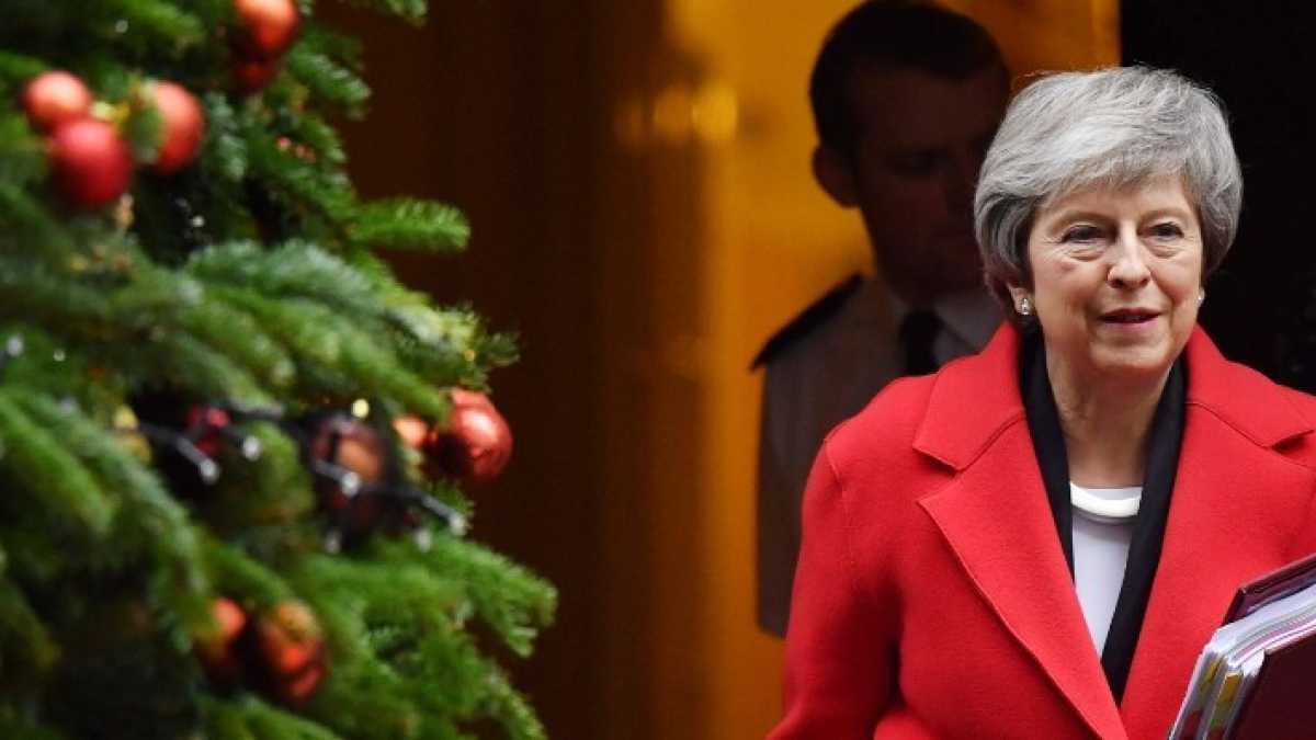 Immagine di Il voto di sfiducia su Theresa MayLa mano europea alla premier
