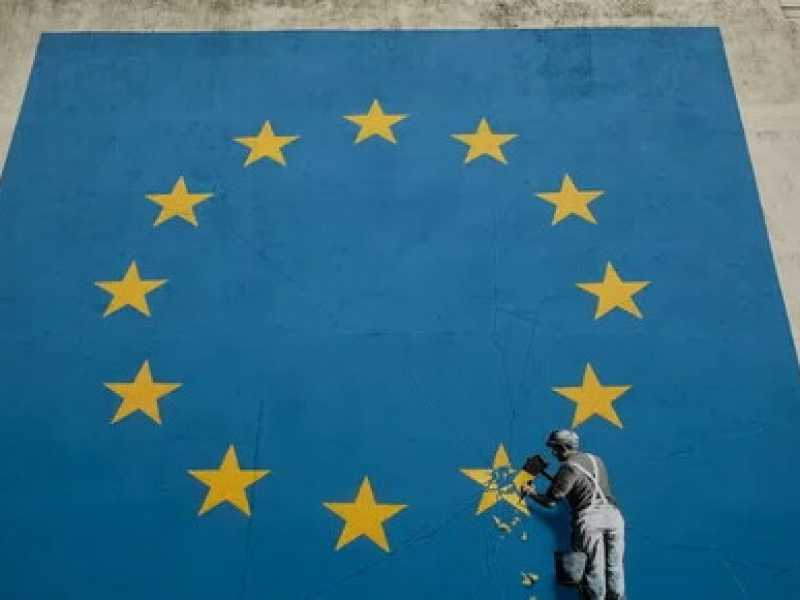 Il murales di Banksy davanti allo sbarco del traghetto a Dover&nbsp;