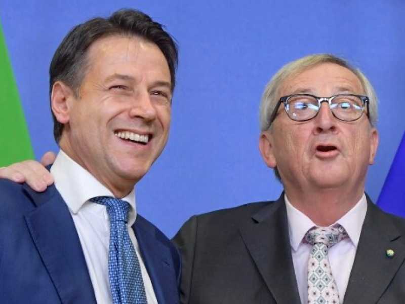 Il premier Giuseppe Conte e il presidente della Commissione europea Jean-Claude Juncker (Foto LaPresse)