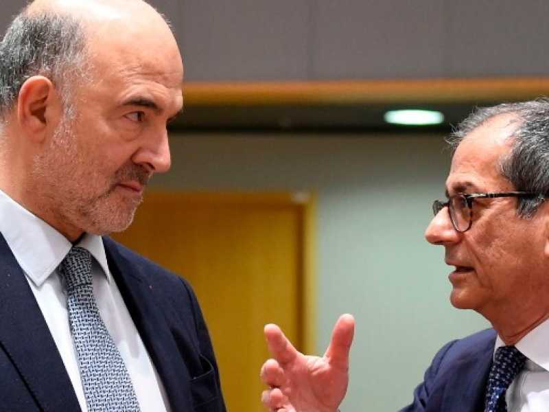 Pierre Moscovici con Giovanni Tria (foto LaPresse)