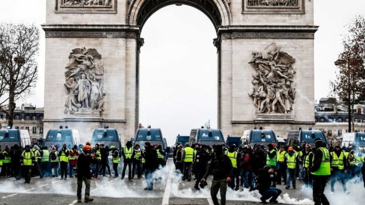 Immagine di Così le élite di Francia hanno iniziato a flirtare con i gilet gialli