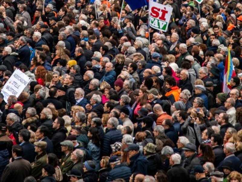 Un'immagine della piazza S&igrave; Tav di Torino (foto LaPresse)