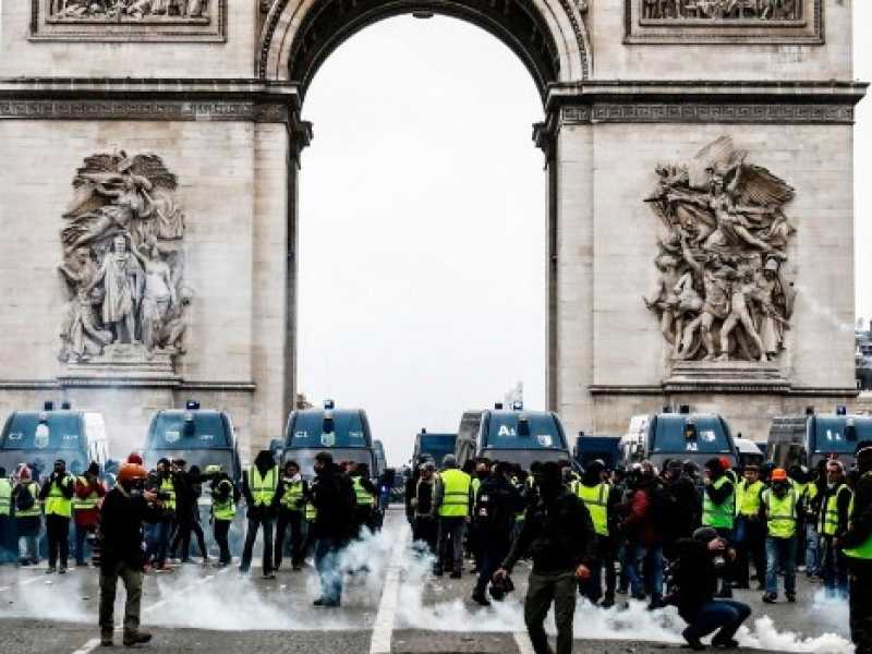 Le proteste dei gilet gialli sabato scorso a Parigi (Foto LaPresse)