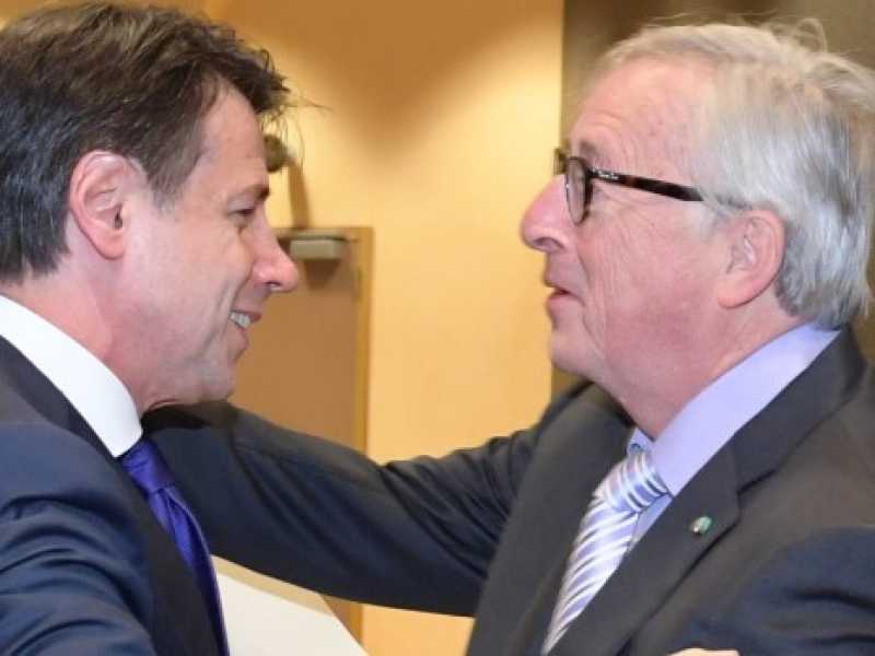 Il premier Giuseppe Conte il presidente della Commisione europea Jean-Claude Juncker (Foto LaPresse)