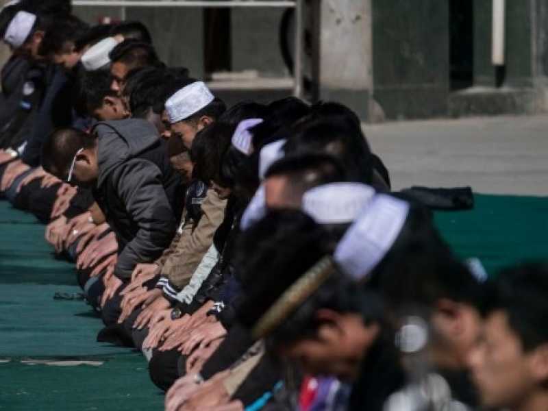 Fedeli musulmani in preghiera a Linxia, in Cina (foto LaPresse)