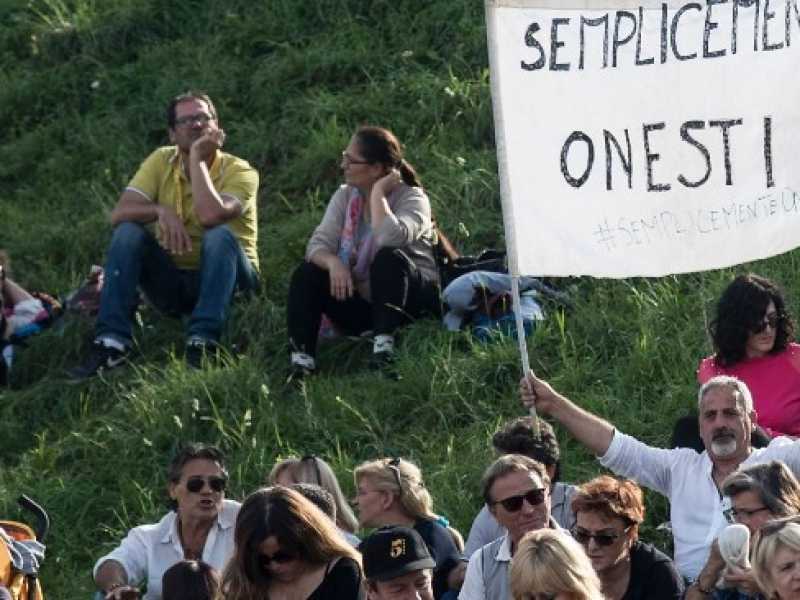 Gli attivisti grillini alla manifestazione ItaliaCinquestelle (Foto LaPresse)