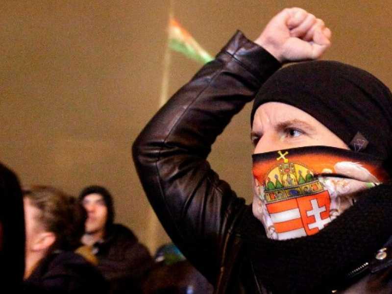 A Budapest continuano le proteste contro la legge sugli straordinari (foto LaPresse)