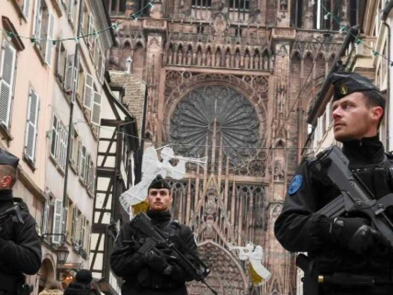 Strasburgo, misure di sicurezza per la riapertura dei mercatini natalizi (foto LaPresse)