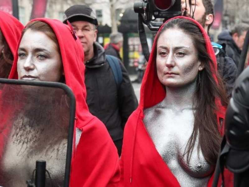 La protesta delle "Marianne" a Parigi (foto LaPresse)