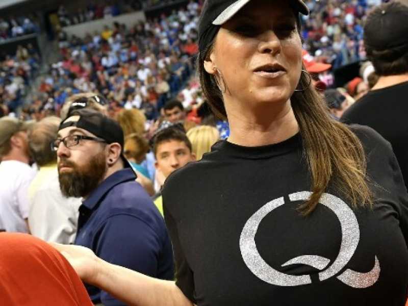 Nella testa di QAnon, il complotto che avvelena la politica americana