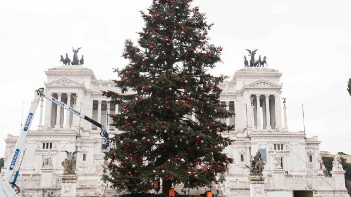 Immagine di La strana Roma di Salvini, Raggi e Papa Francesco vista da un taxi