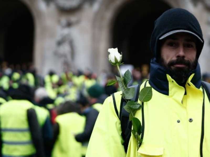 Un esponente dei gilet gialli manifesta a Parigi (Foto LaPresse)
