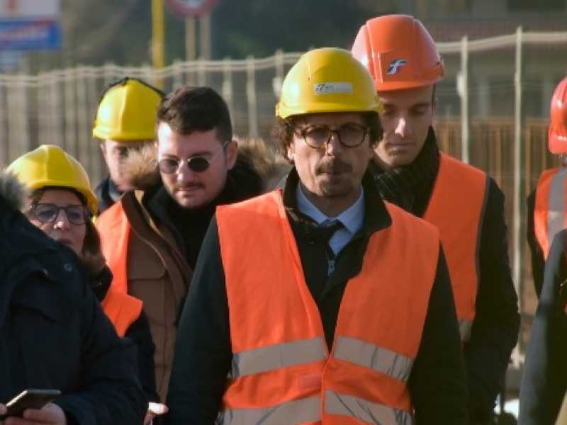 Danilo Toninelli in visita al Ponte San Michele a Calusco d'Adda (Foto LaPresse)