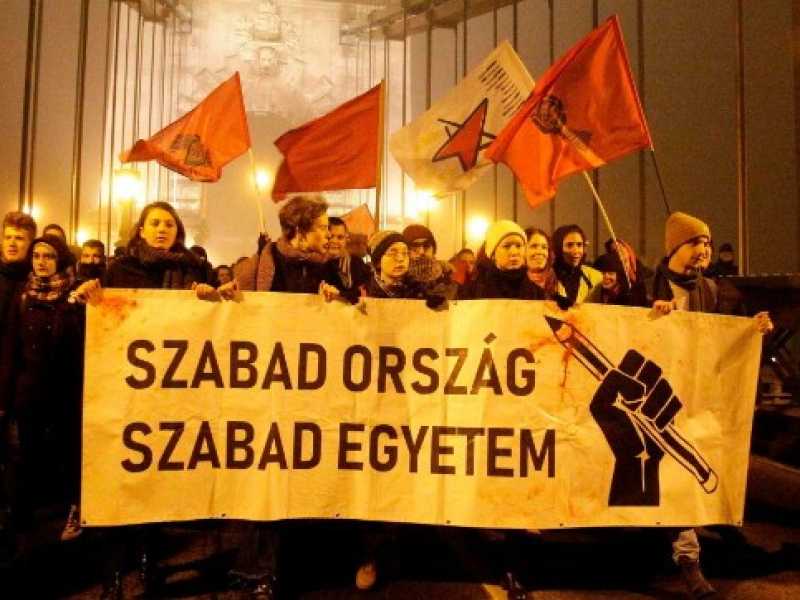 Le proteste di Budapest (foto LaPresse)