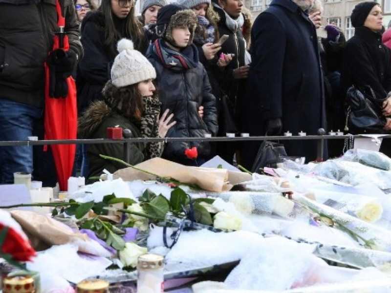 I cittadini di Strasburgo piangono le vittime dell'attentato (Foto LaPresse)