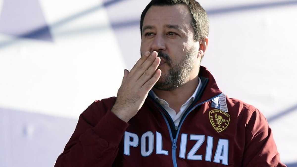 Immagine di Quello che stupisce non è Salvini tra i tifosi, ma gli ultras che festeggiano il ministro della Polizia