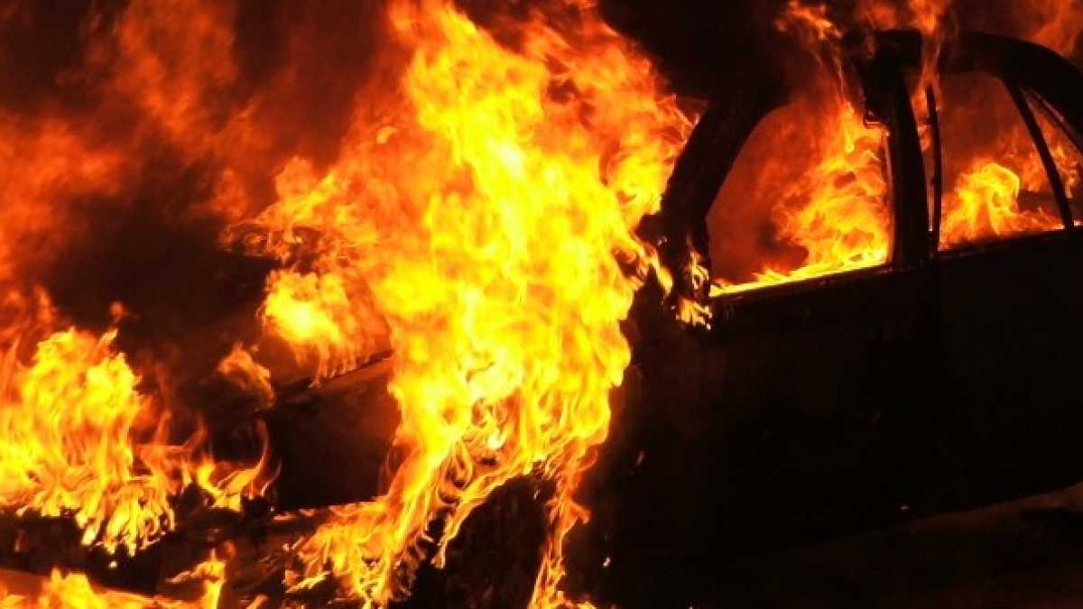 Immagine di Un’automobile che brucia di notte e la scorta al “capitano Ultimo”