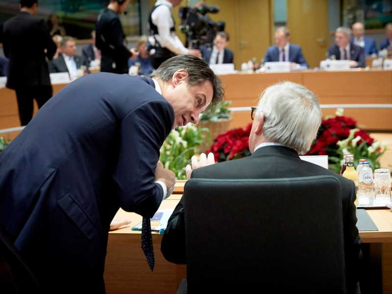 Giuseppe Conte e Jean-Claude Juncker durante il summit europeo (Foto Imagoeconomica)