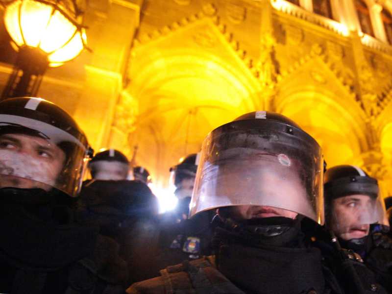 La piazza di Budapest &egrave; piena da una settimana e non demorde (foto LaPresse)
