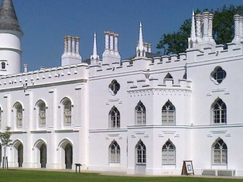 La villa di Strawberry Hill vicino Londra, dove vengono messi in mostra gli oggetti di Horace Walpole (Foto presa da Wikipedia)