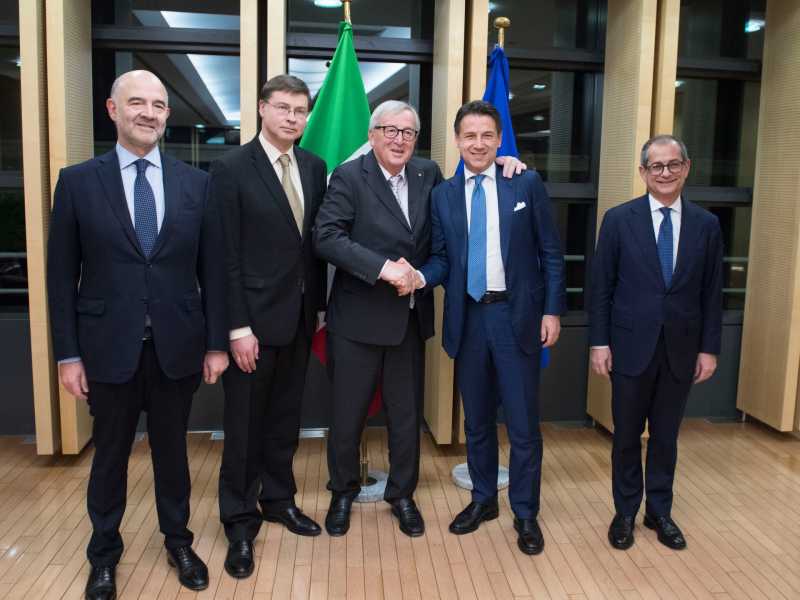 Pierre Moscovici, Jean Claude Juncker, Giuseppe Conte, Giovanni Tria  (foto LaPresse)