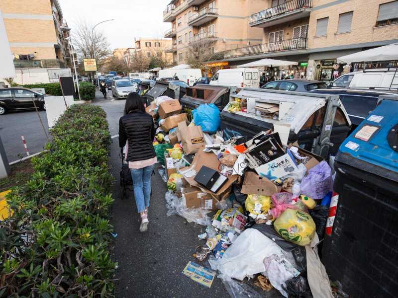 Emergenza rifiuti a Roma (Foto LaPresse)