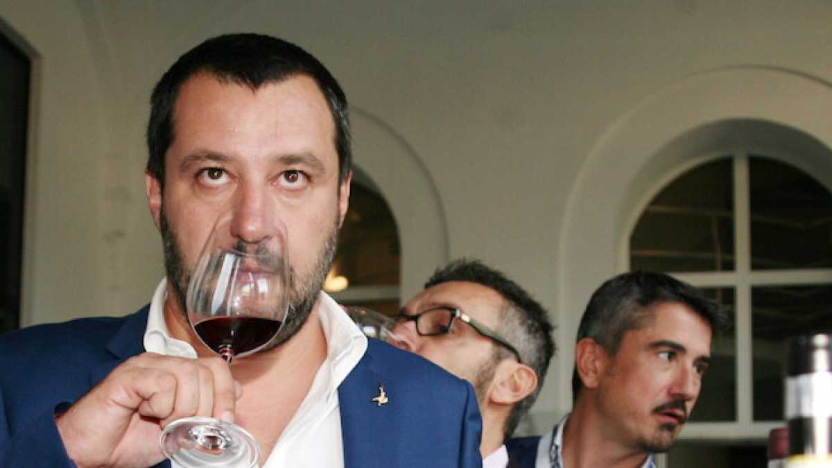 Immagine di Ma quale sovranista, a tavola Matteo Salvini è un globalista del bicchiere