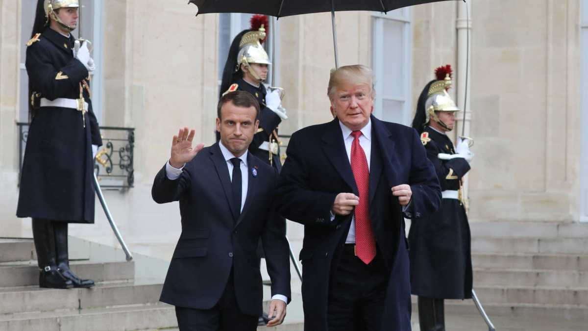 Immagine di Trump scappa, Macron resta