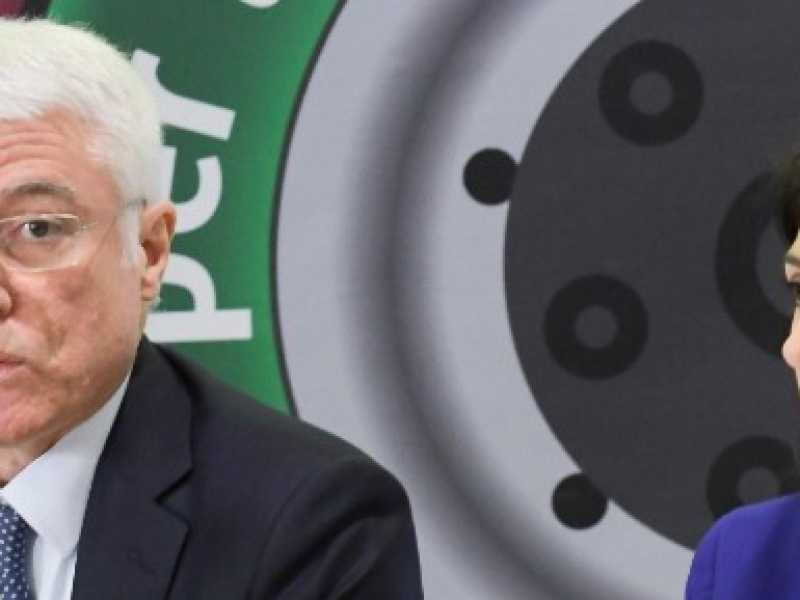 Il presidente e direttore generale di Atac, Paolo Simioni insieme al sindaco di Roma, Virginia Raggi (foto Imagoeconomica)