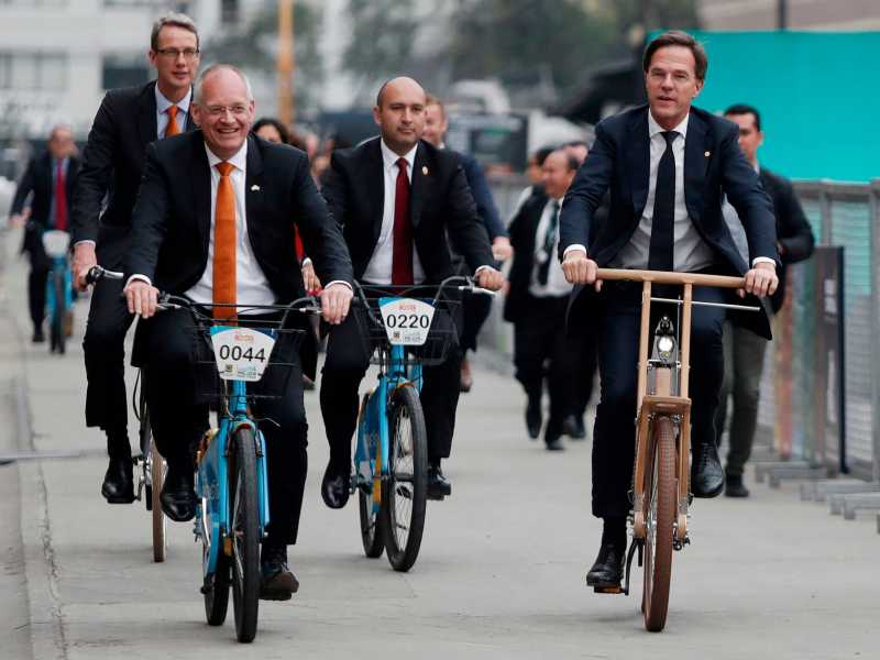 Il premier olandese Rutte alla Fiera della bicicletta di Bogot&agrave; in Colombia (Foto LaPresse)