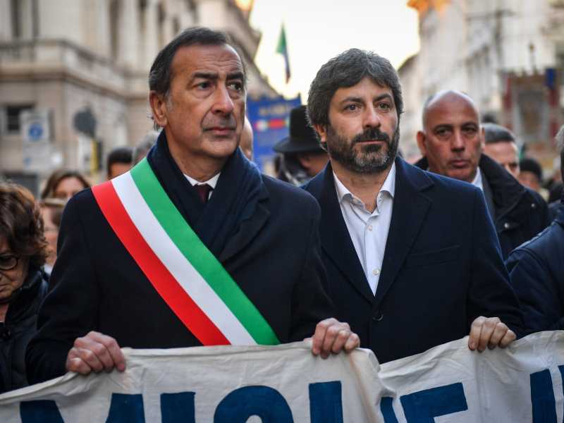 Il sindaco di Milano Beppe Sala e il presidente della Camera Roberto Fico alla commemorazione della strage di Piazza Fontana (Foto LaPresse)